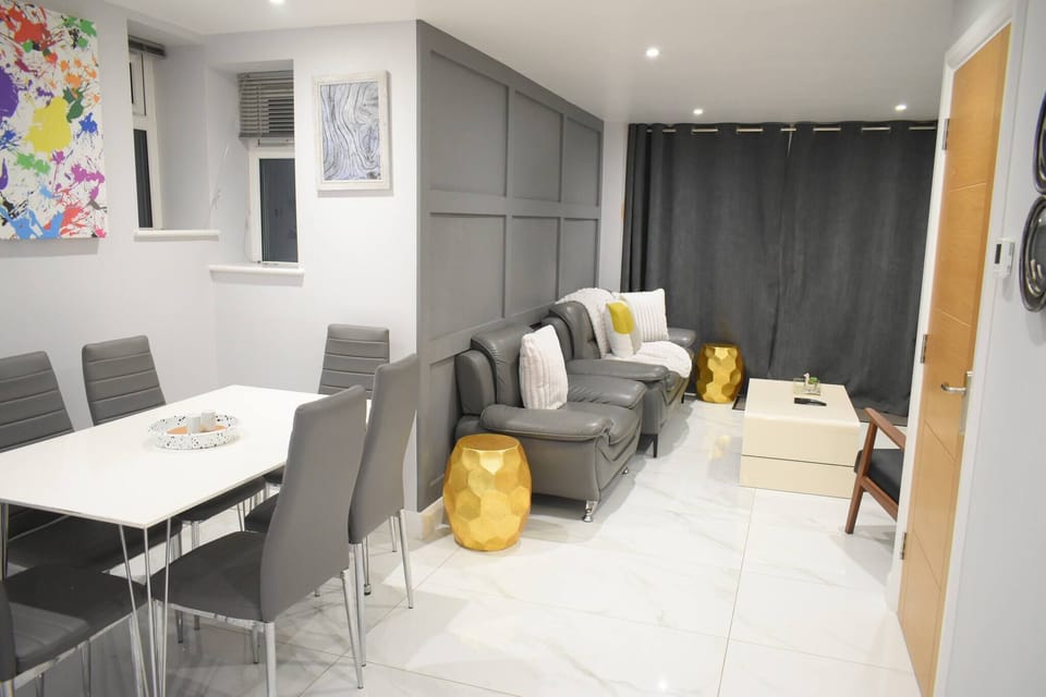 House, 5 Bedrooms, Smoking | Living room