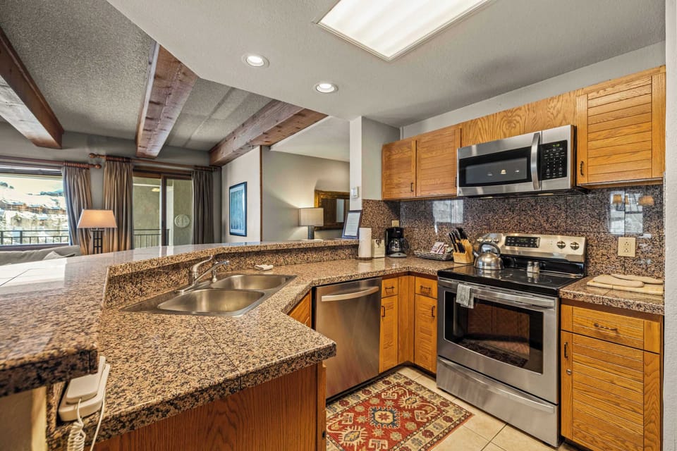 【Kitchen】Full-size fridge, range, dishwasher — cook for 6 before the lifts open