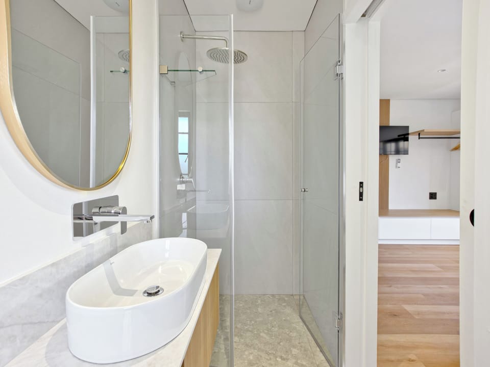 Deluxe Double or Twin Room, Non Smoking, Private Bathroom | Bathroom | Shower, hair dryer, towels, soap