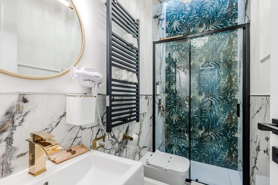 Junior Suite, 1 Queen Bed, Private Bathroom | Bathroom | Shower, free toiletries, hair dryer, towels