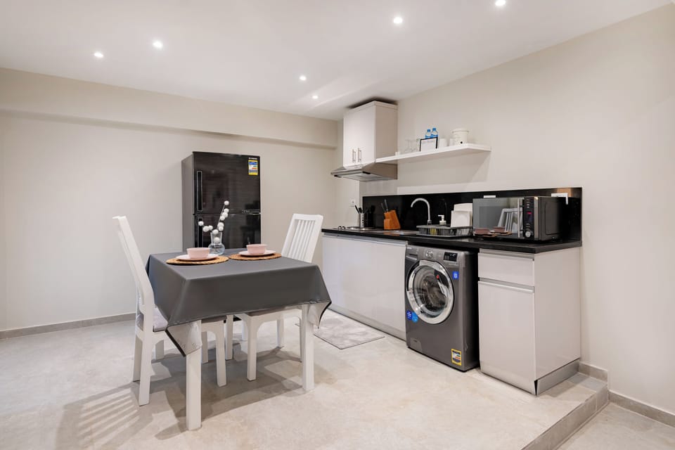 Apartment, 1 Bedroom | Private kitchen | Microwave