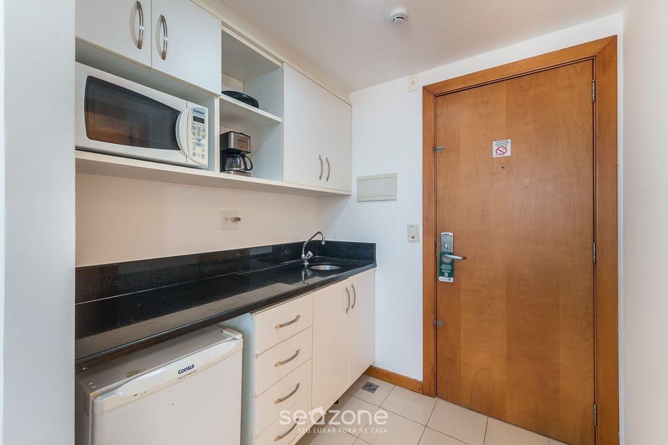 Basic Apartment | Private kitchen | Electric kettle, cookware/dishes/utensils