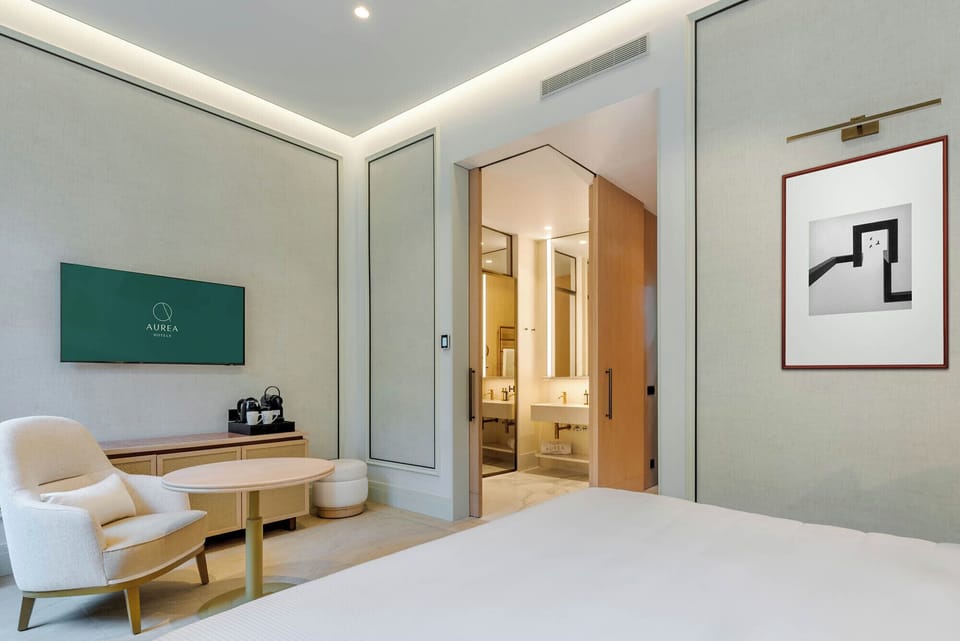 Deluxe Single Room, 1 King Bed | Minibar, in-room safe, desk, soundproofing