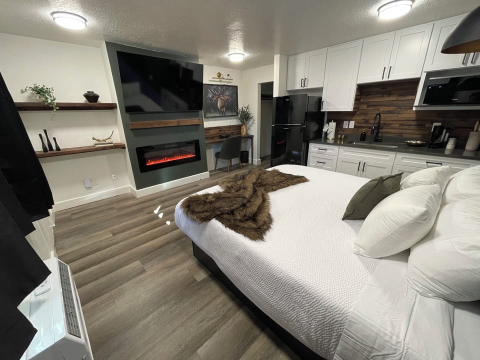 Deluxe Room | Individually decorated, desk, laptop workspace, blackout drapes