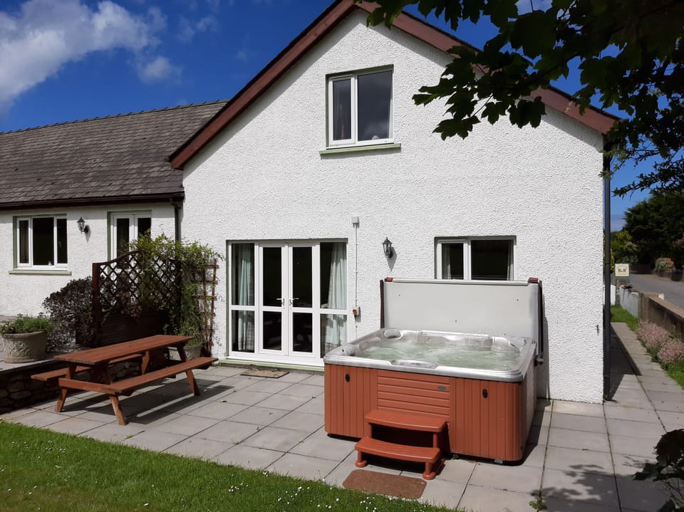 Outside space with hot tub