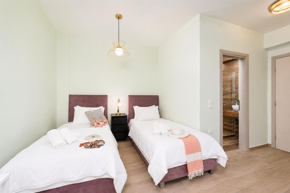 Twin bedroom with en suite bathroom, A/C, and sea views