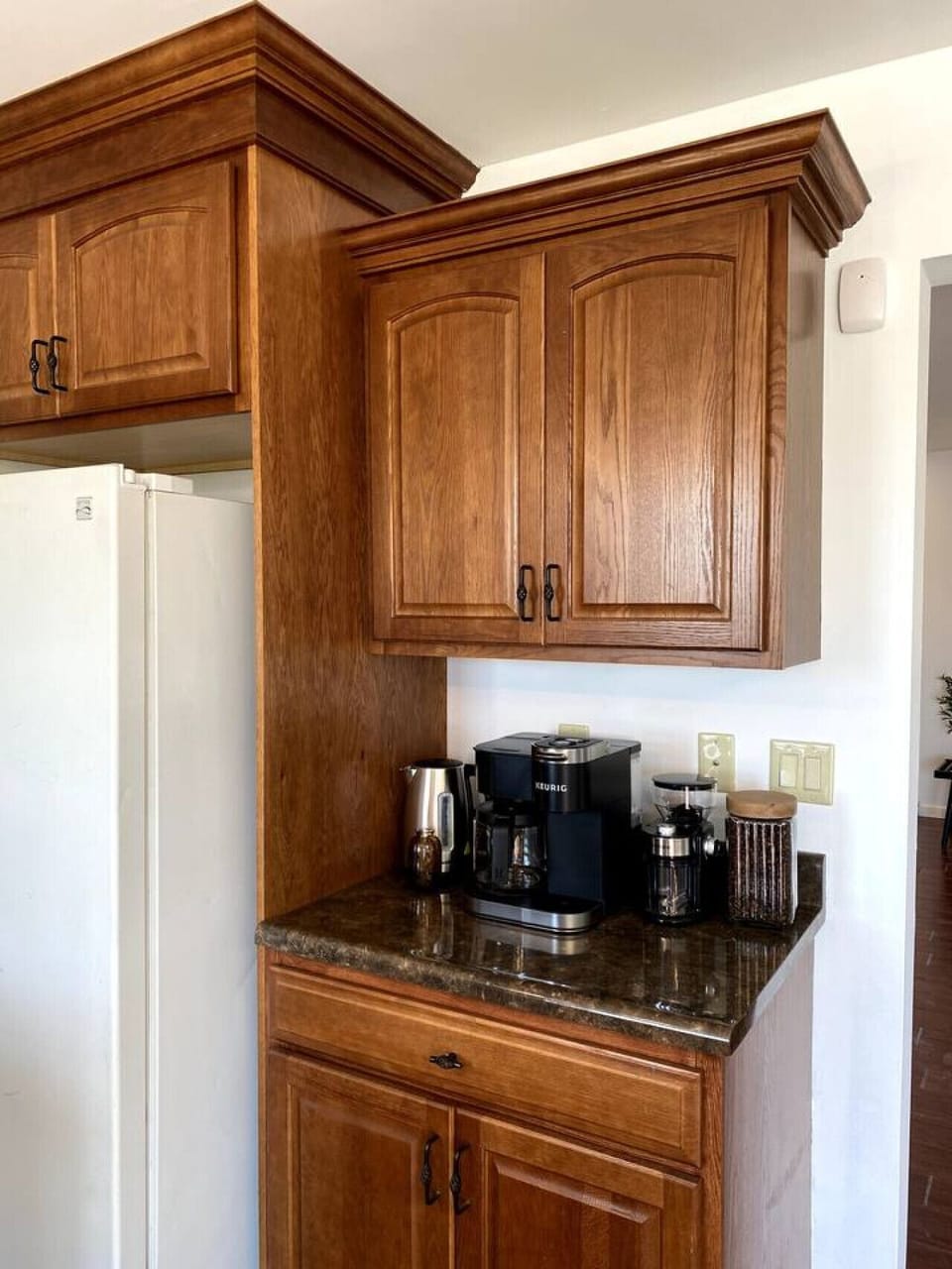 Morning coffee or evening wine, this kitchen’s got you covered.
