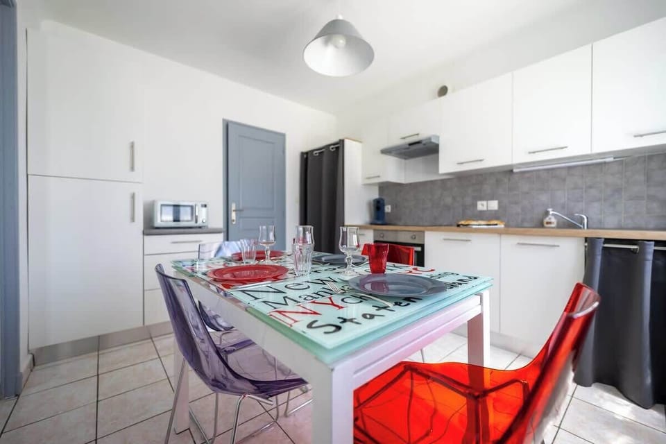 Vaisselles de table ainsi que les équipements de cuisine de base sont fournis. La table est extensible et peut accueillir 6 personnes. Tous les équipements de cuisine nécessaire sont fournis.