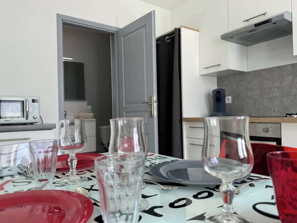 Vaisselles de table ainsi que les équipements de cuisine de base sont fournis. La table est extensible et peut accueillir 6 personnes. Tous les équipements de cuisine nécessaire sont fournis.