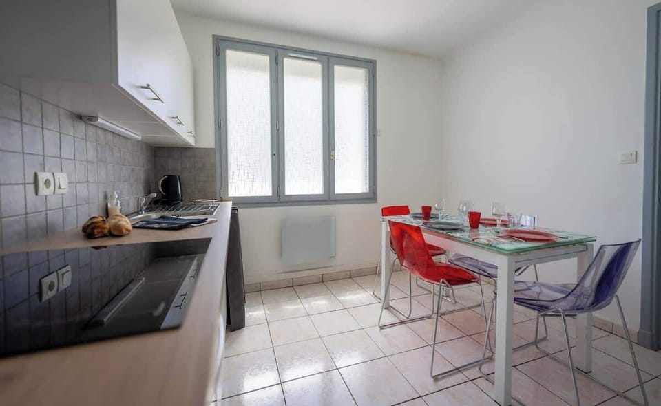 Cuisine moderne et neuve. Vaisselles de table ainsi que les équipements de cuisine de base sont fournis. La table est extensible et peut accueillir 6 personnes. Tous les équipements de cuisine nécessaire sont fournis.