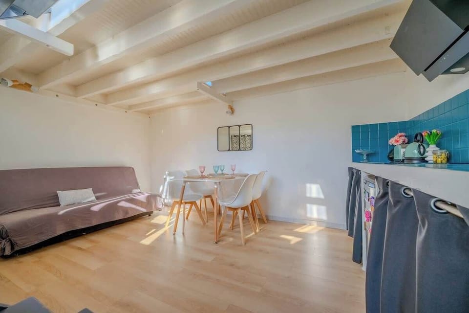 Salon avec salle à manger et cuisine ouverte.