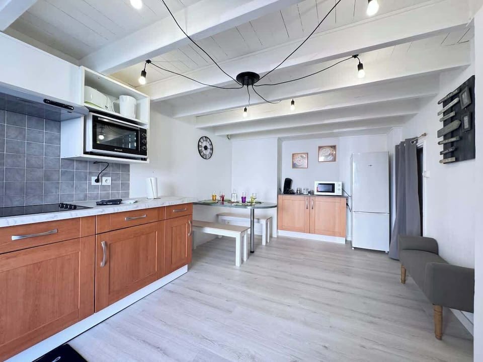 Cuisine fonctionnelle et coin repas.
