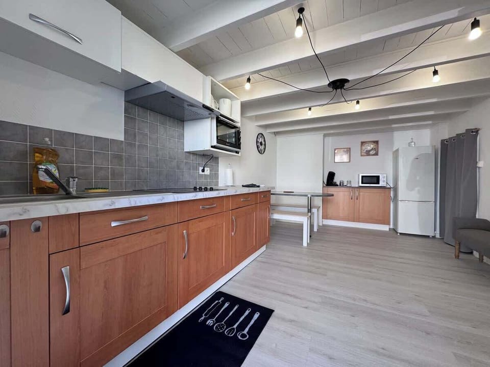 Espace cuisine et coin repas.