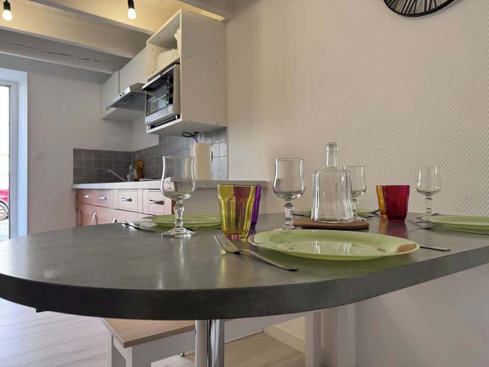 Espace repas avec la vaisselle fournie.