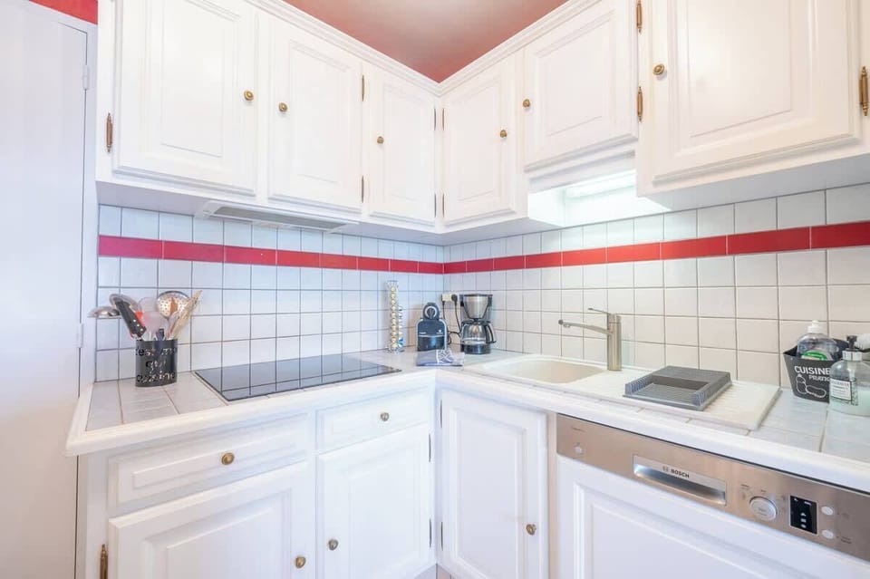 Cuisine aménagée et équipée pour cuisiner de bons plats.