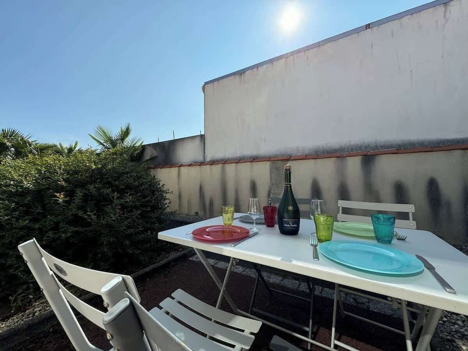 Table de jardin extérieure. Sous le soleil pour l'apéritif ou le repas.
