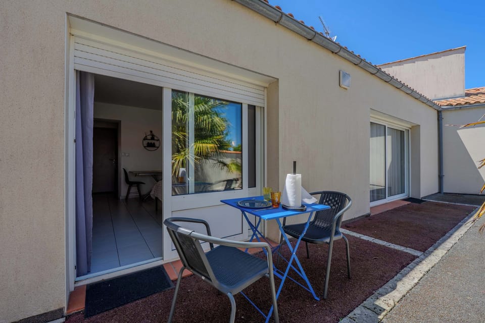 Terrasse avec table et chaises extérieures