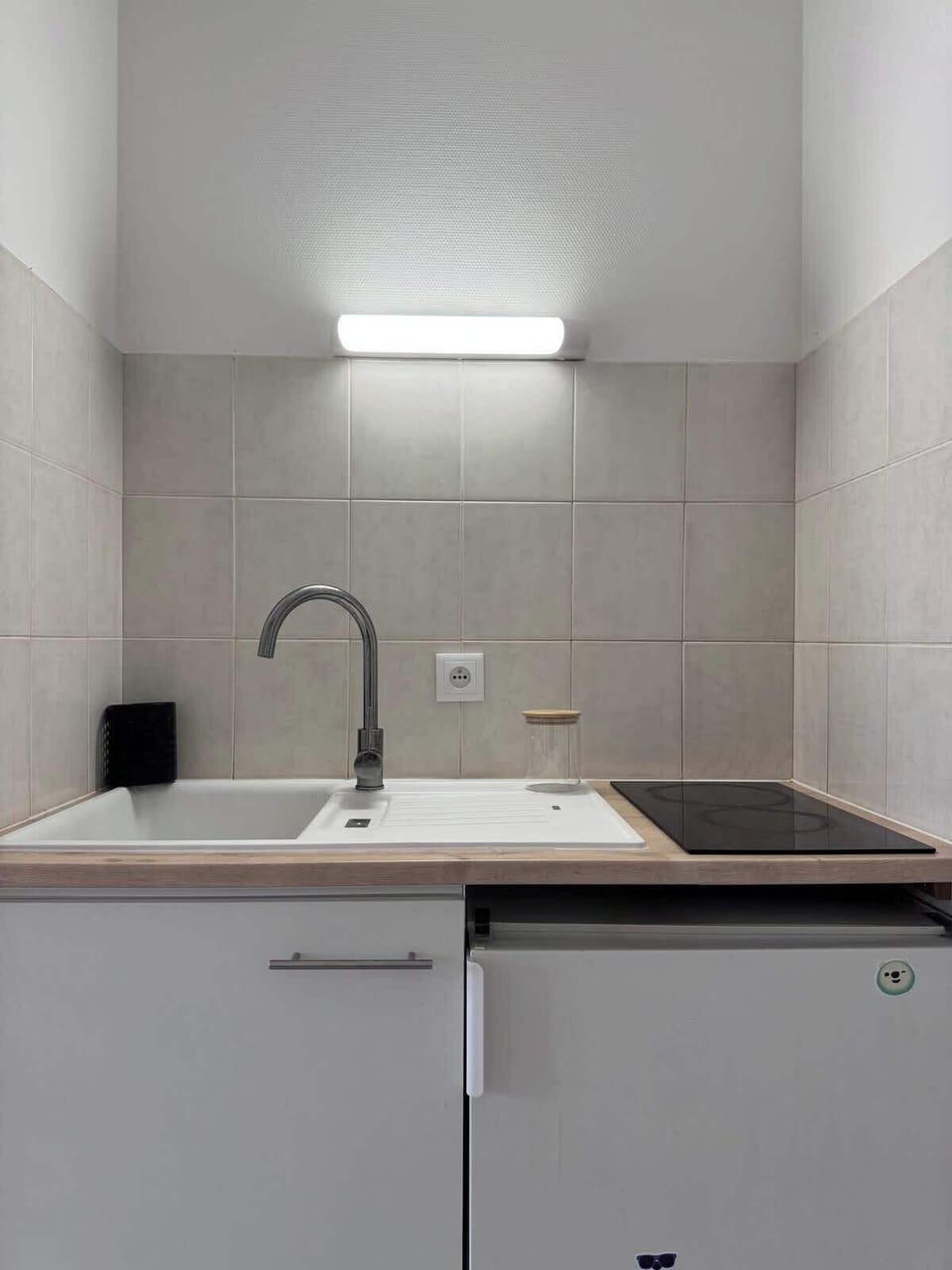 Kitchenette aménagée et équipée.