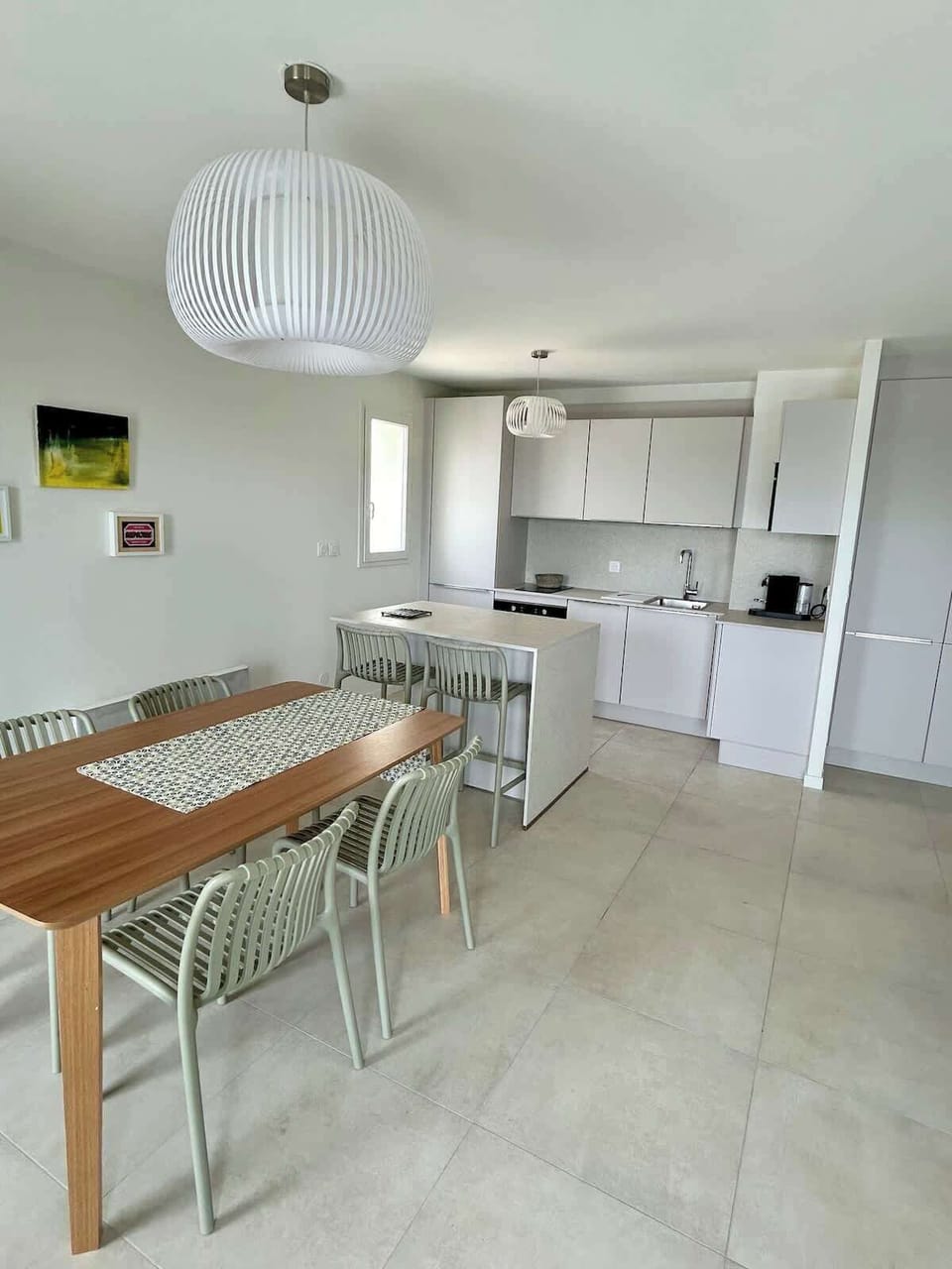 Salle à manger ouverte sur la cuisine.