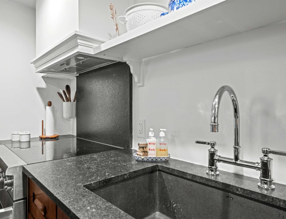 House, Multiple Beds, Patio, Garden View (The Franklin House) | Private kitchen