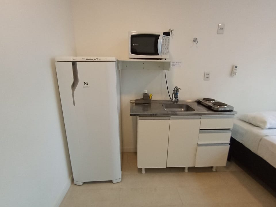 Economy Studio | Private kitchen | Fridge, microwave, stovetop, cookware/dishes/utensils