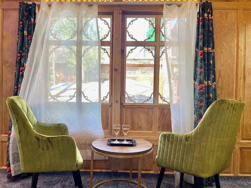 Luxury Suite, Lake View | In-room dining