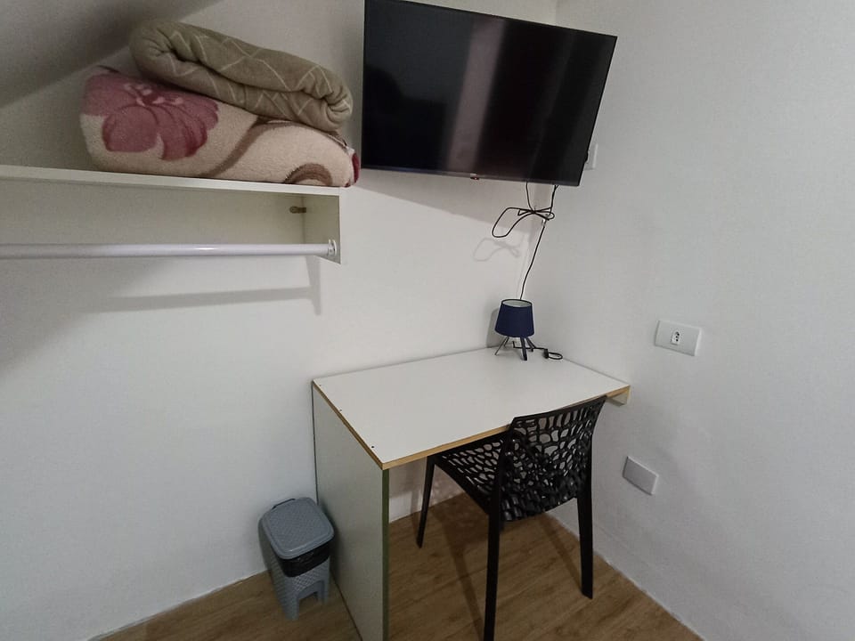 Economy Single Room, Shared Bathroom | Interior