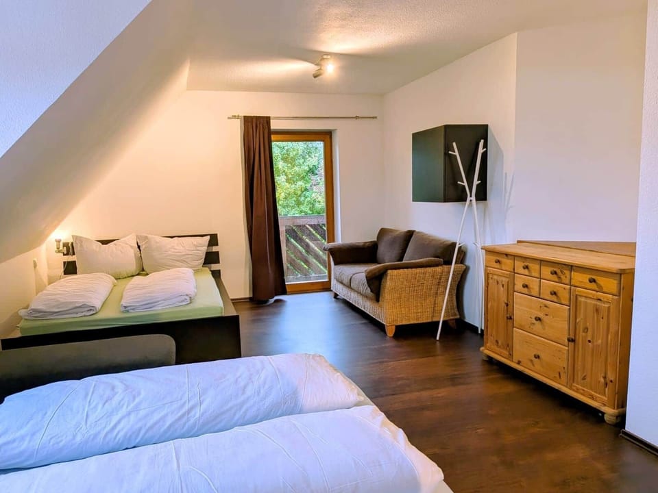 Schlafzimmer 1