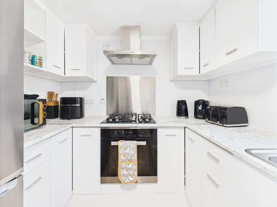 Fully equipped modern kitchen with everything you need to prepare delicious meals.
D3 Short Stays