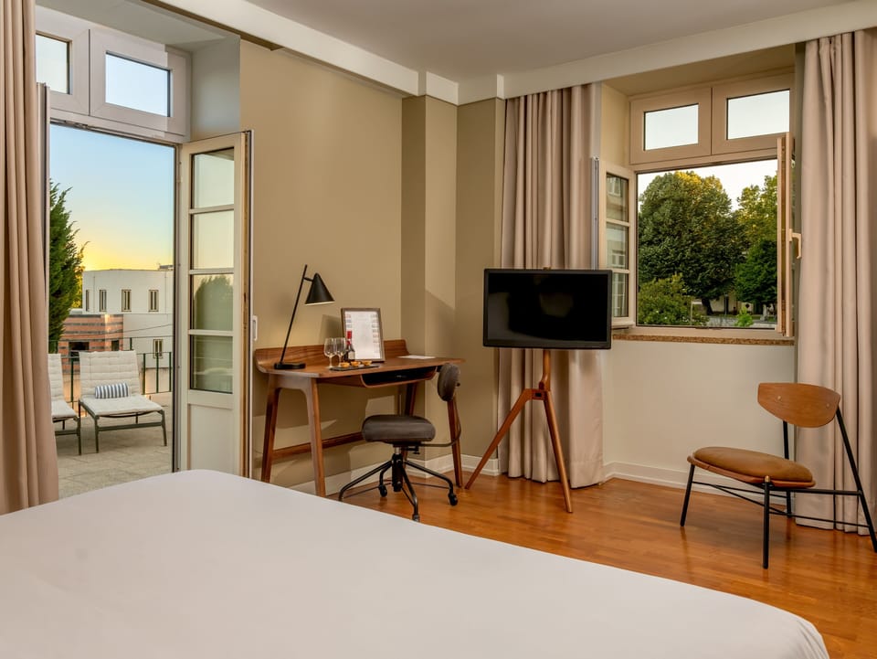 Junior Studio Suite | Minibar, desk, laptop workspace, soundproofing