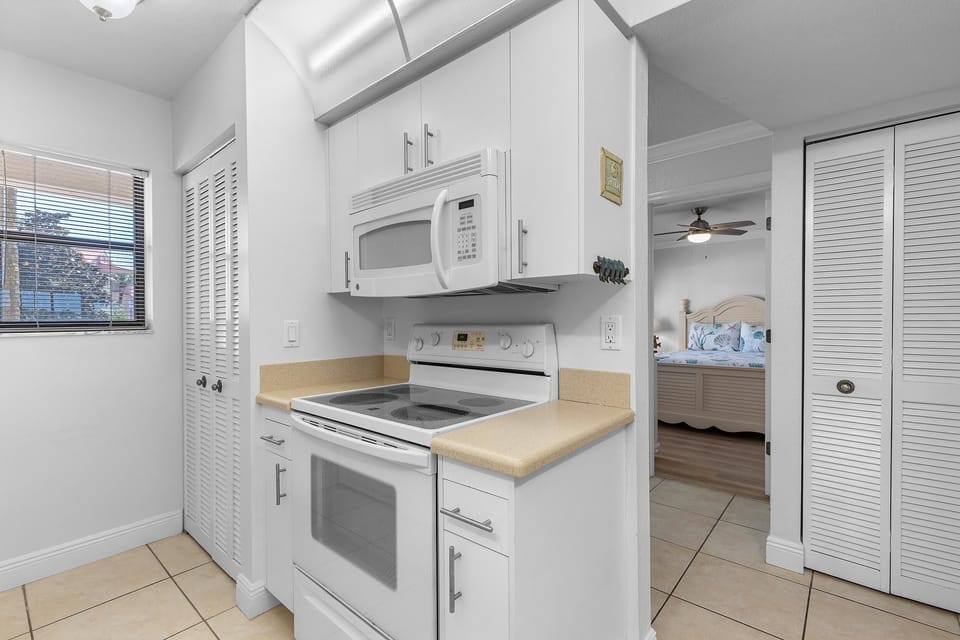 Condo, Multiple Beds (Bouchelle Island 102) | Private kitchen | Oven
