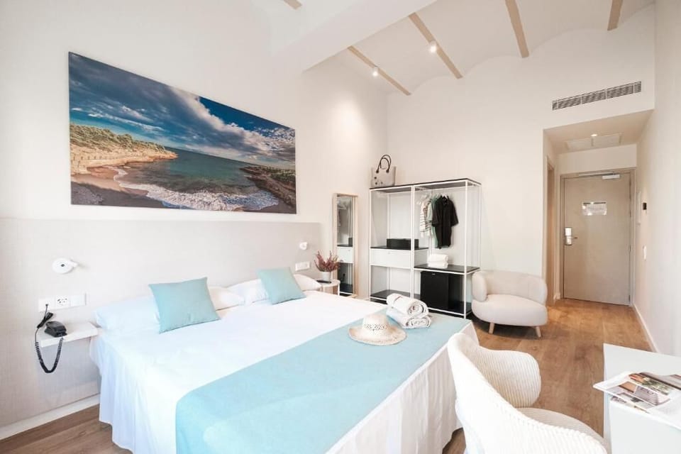 Standard Double Room | In-room safe, laptop workspace, blackout drapes, soundproofing