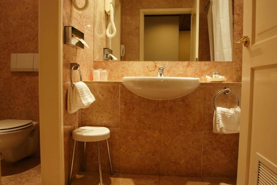Combined shower/tub, rainfall showerhead, eco-friendly toiletries