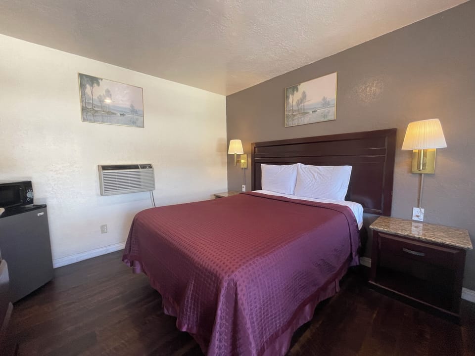 Economy Room, 1 Queen Bed, Non Smoking | Desk, laptop workspace, free WiFi