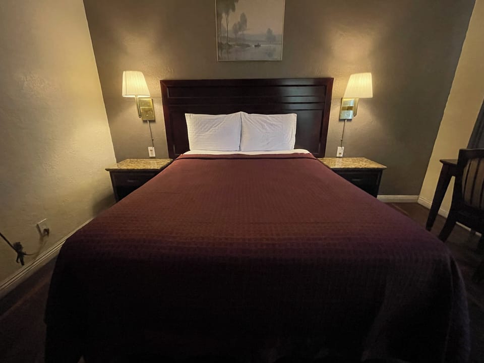 Economy Room, 1 Queen Bed, Non Smoking | Desk, laptop workspace, free WiFi