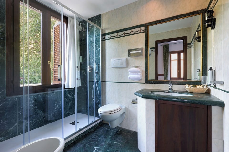 Shower, rainfall showerhead, free toiletries, hair dryer