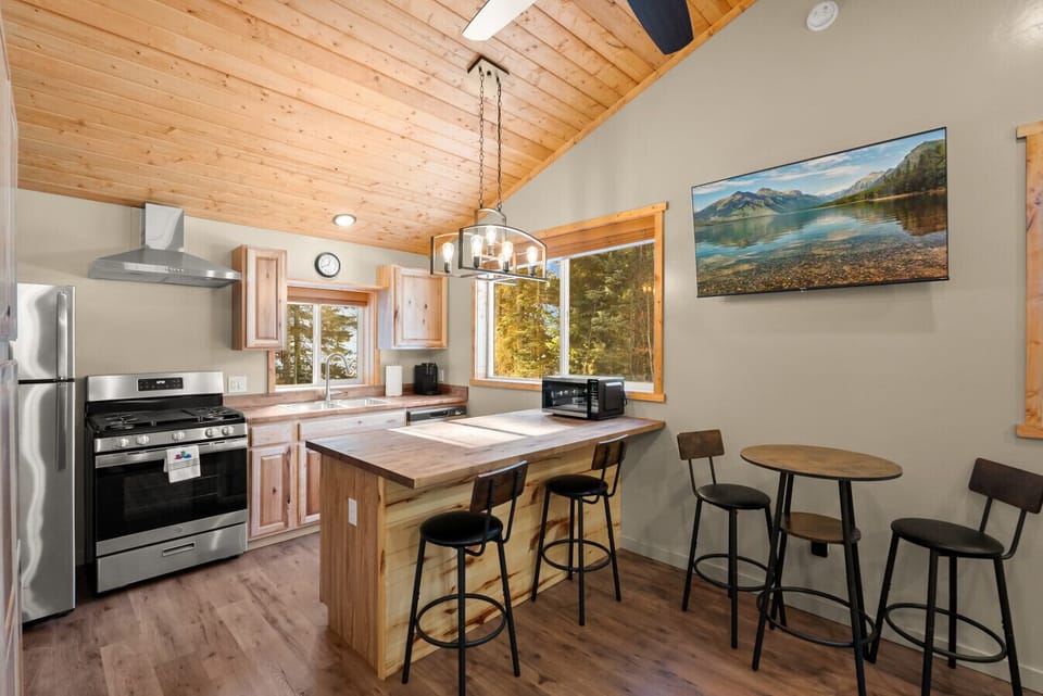 Dining Area, Kitchen, TV