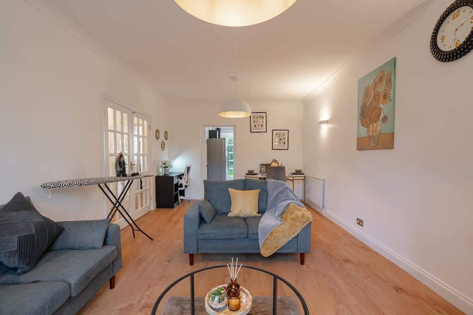 Relax in a beautifully designed living room with plenty of seating for 8 guests.
D3 Short Stays