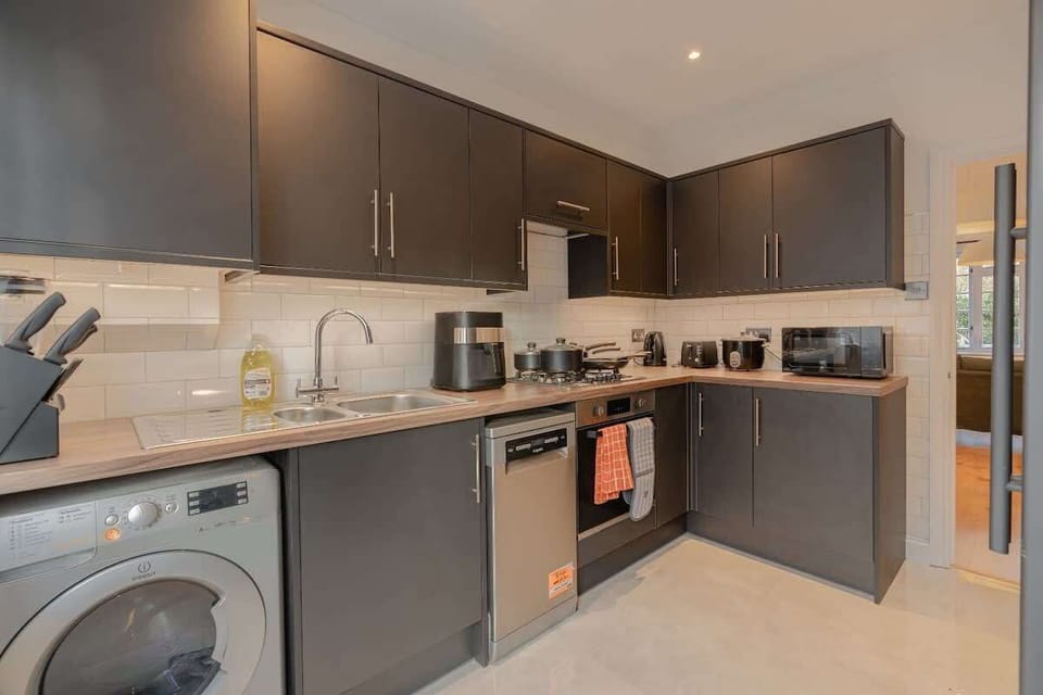 Family-friendly kitchen ideal for preparing breakfasts and home-cooked dinners.
D3 Short Stays