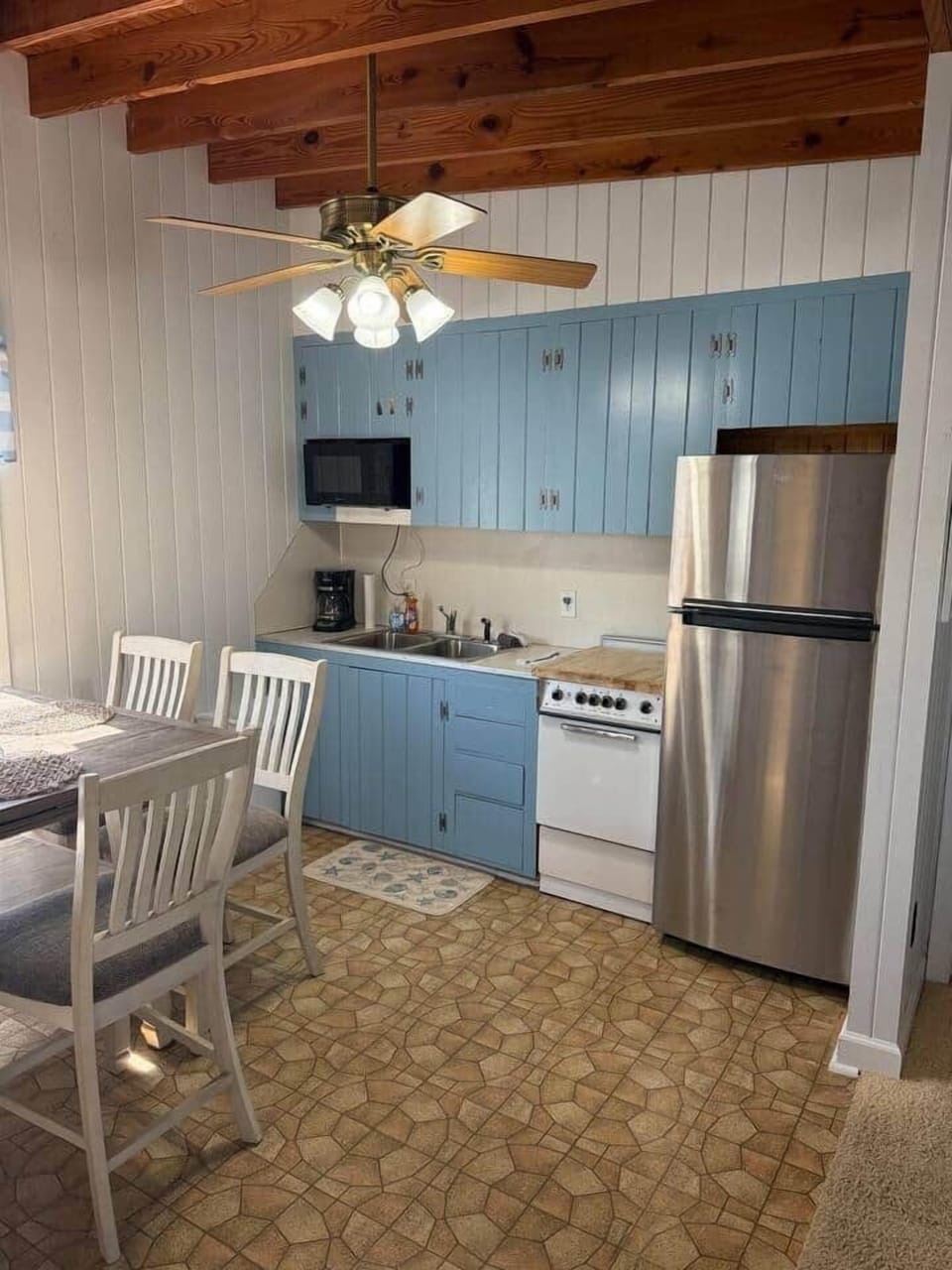 Full function kitchen with seating for 6