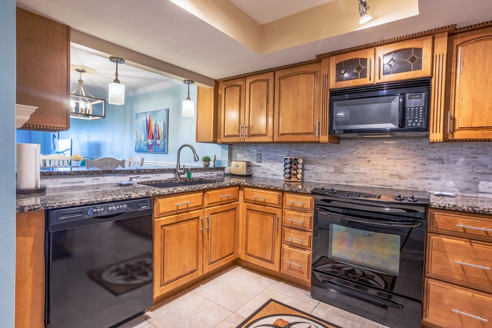 Fully equipped kitchen with plenty of counter space to make your favorite homemade meals!