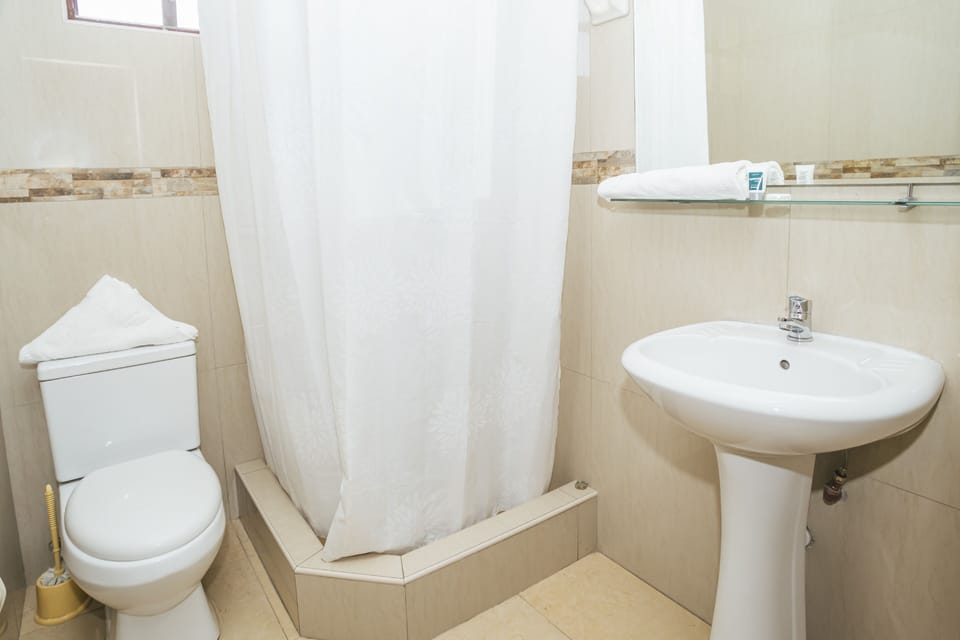 Double Room | Bathroom | Shower, free toiletries, towels