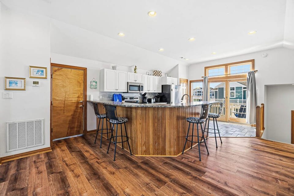 Top-Level Kitchen with Bar (seats 4)