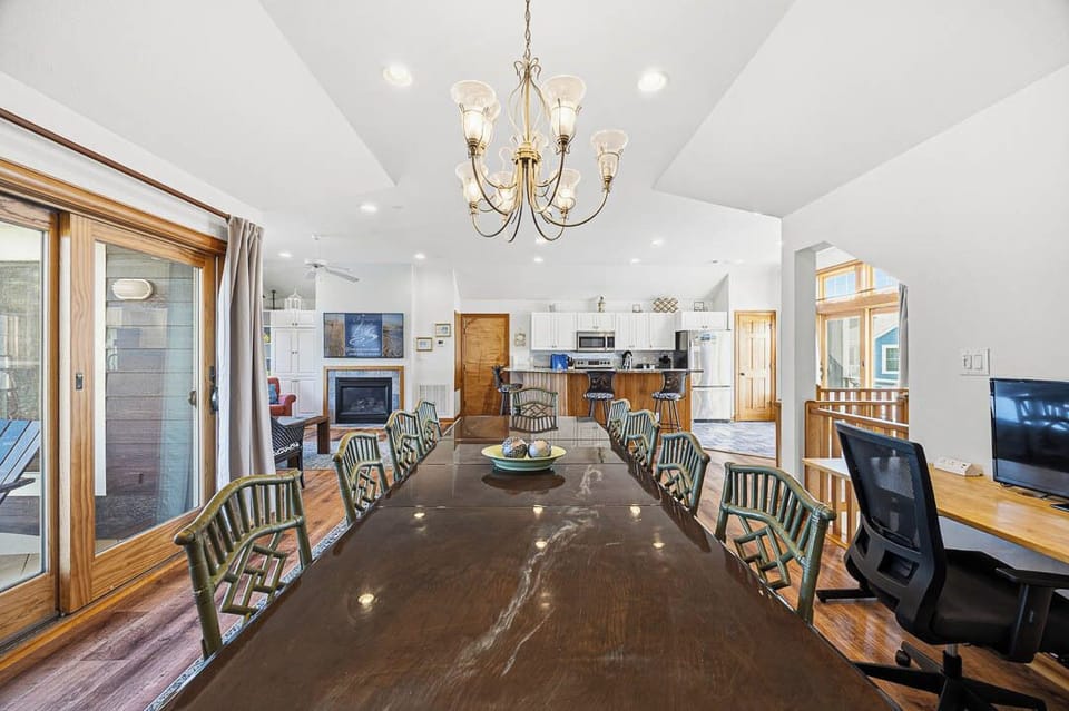 Top-Level Dining Room with Table (seats 10)