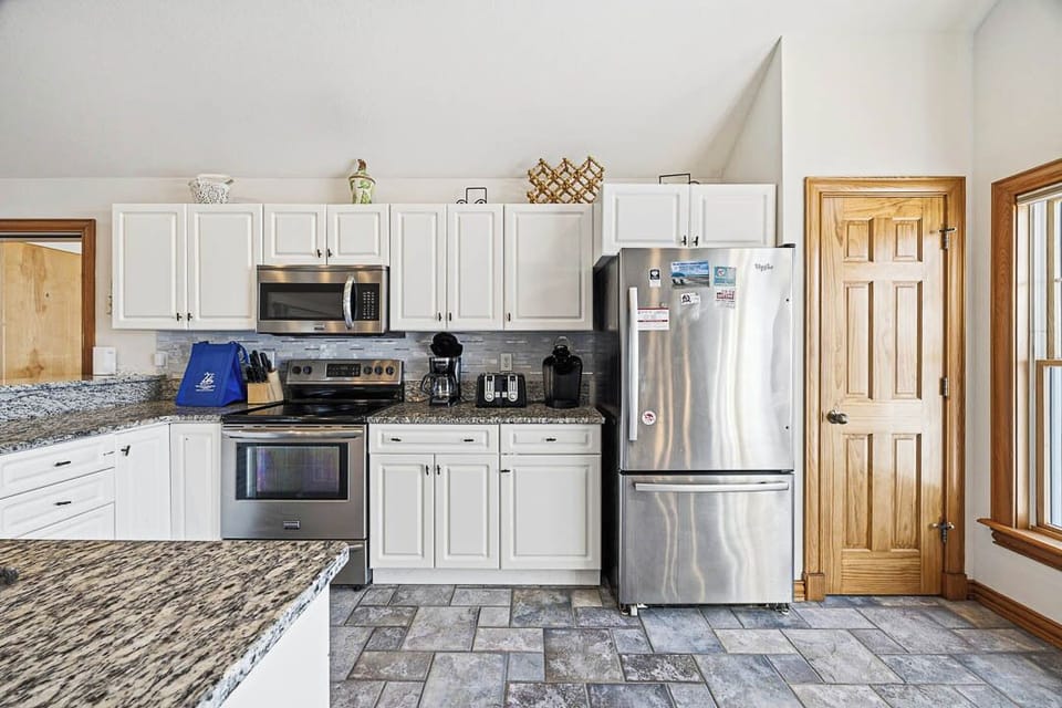 Top-Level Kitchen with Bar (seats 4)