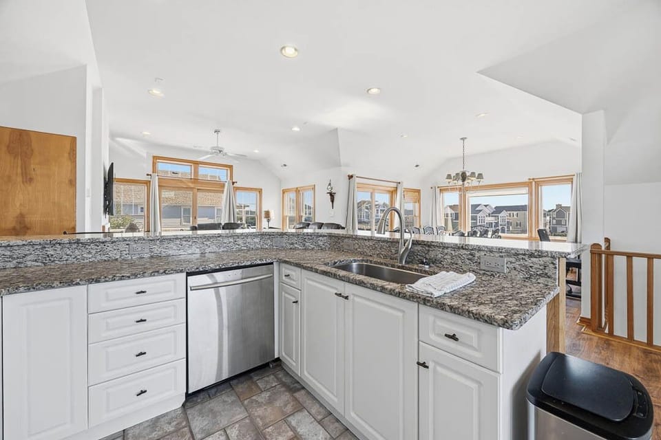 Top-Level Kitchen with Bar (seats 4)
