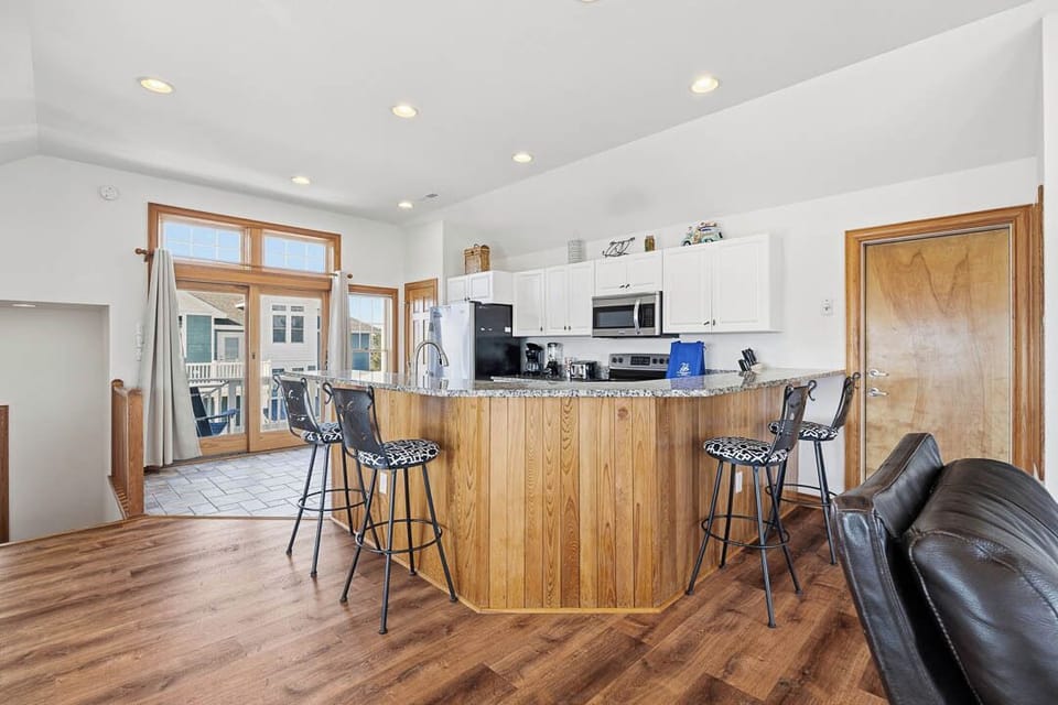 Top-Level Kitchen with Bar (seats 4)