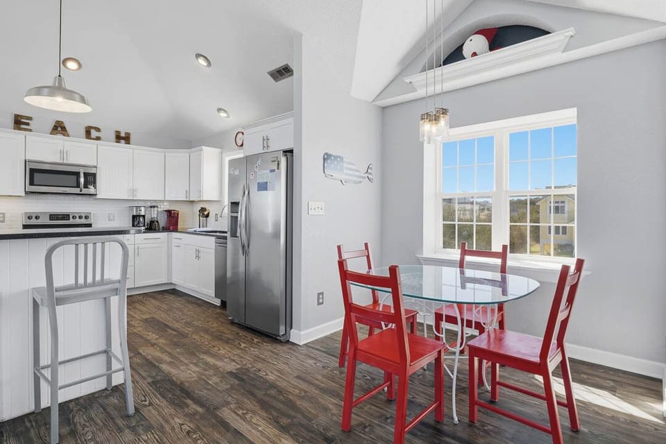 Top-Level Living Room with Table (seats 4)