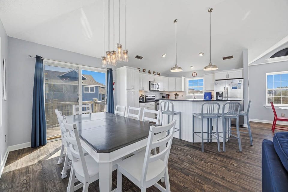 Top-Level Dining Room with Table (seats 9)