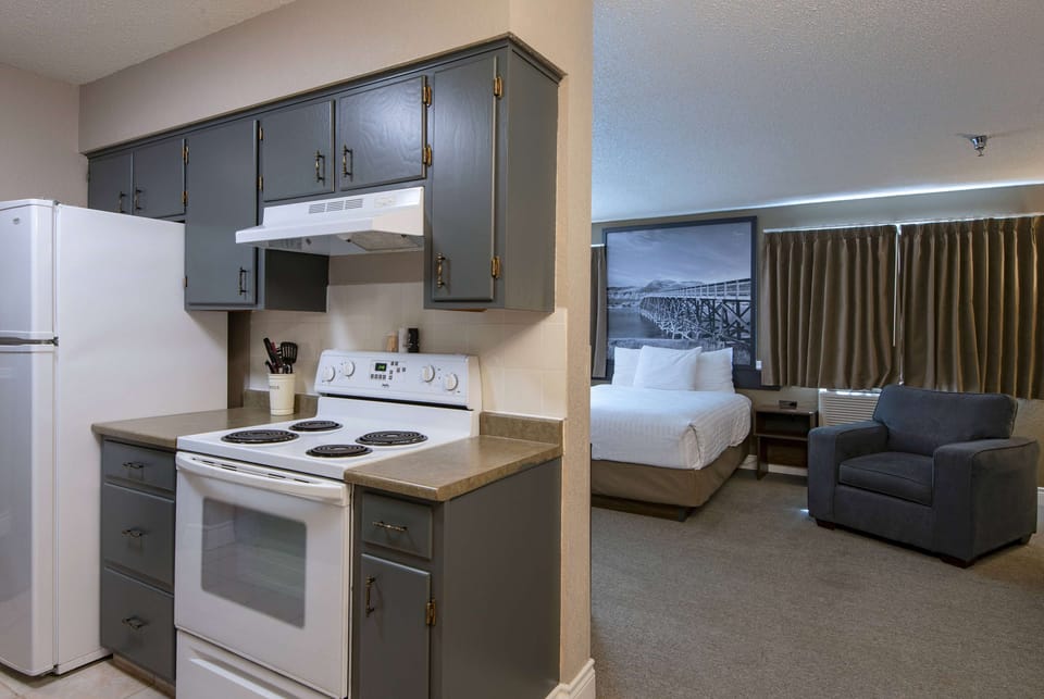 Suite, 1 Bedroom, Non Smoking | Desk, cribs (free), WiFi (free), alarm clocks